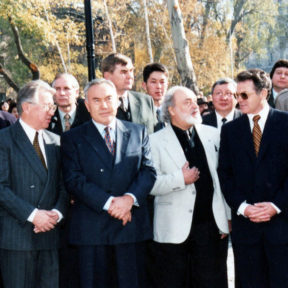 А. Нурпеисов, В. Николаенко – посол РФ в Казахстане, Н. Назарбаев, В. Бючугов – скульптор, В. Храпунов 1999