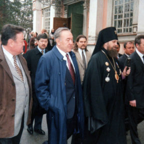 Владыка Алексий встречает Н. Назарбаева во время празднования дня Великой Пасхи, Алматы 1999