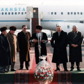 Выступает Р. Стамгазиев. З. Кабдошев, З. Нуркадилов, В. Храпунов, Р. Стамгазиев, Н. Назарбаев, О. Байгелди, М. Оспанов